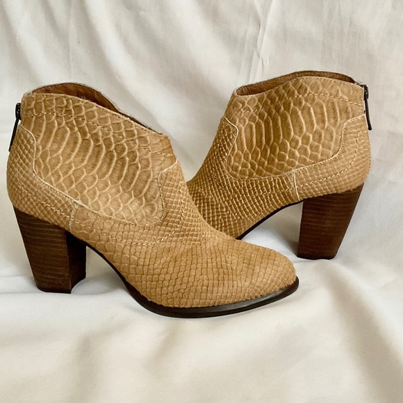 UGG Charlotte Snake Embossed Calf Hair Ankle Boots Bootie Moonbeam Size 6 - Picture 3 of 16
